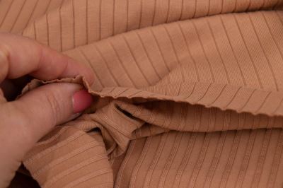 Žebrovaný úplet Mandy - světlá karamelová (7)